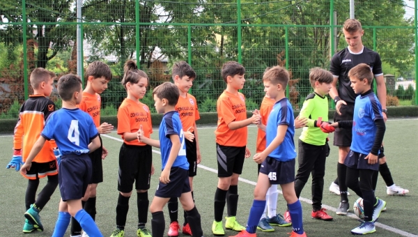 De ziua lor, copiii din Dobroești s-au jucat în aer liber!